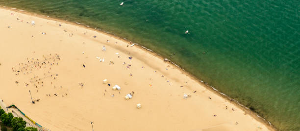 oak street beach chicago antena drone lato - chicago people awe summer zdjęcia i obrazy z banku zdjęć