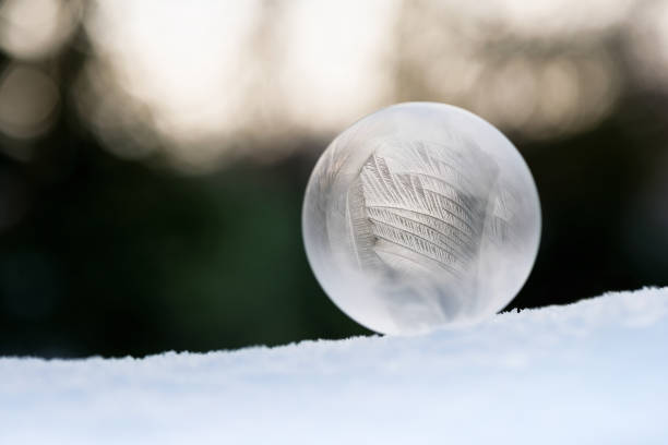 lindas bolhas de sabão congeladas. experiência de educação física. - circle natural phenomenon water snow - fotografias e filmes do acervo