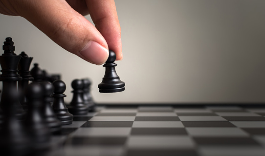 Plan de estrategia principal del concepto de negocio exitoso líder, peón de mano del jugador ajedrez juego de mesa poniendo negro, espacio de copia de su texto photo
