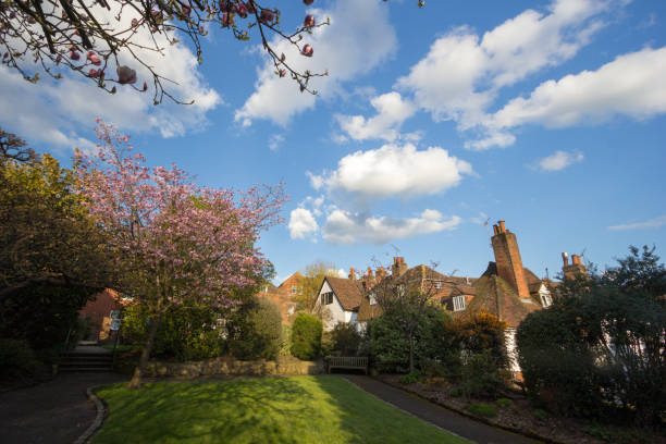 istock Upper High Street Gardens in Sevenoaks, England 900122994