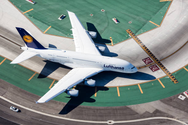 lufthansa airbus a380 - commercial airplane airplane airbus passenger fotografías e imágenes de stock