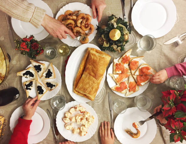 familie essen meeresfrüchte, tapas und vieles mehr auf weihnachten - canape appetizer gourmet salmon stock-fotos und bilder