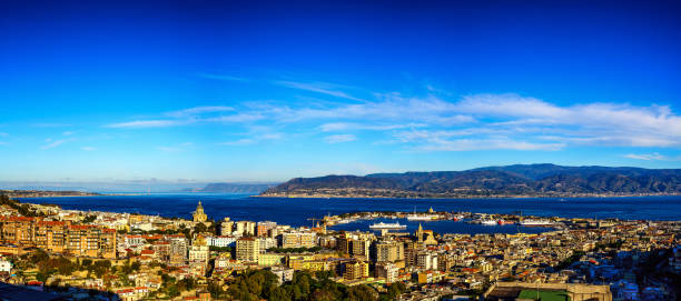 lo stretto di messina (in calabrese fretum siculum) è lo stretto passaggio tra la punta orientale della sicilia e la punta occidentale della calabria. lo stretto di messina, un punto più stretto d'italia. - messina foto e immagini stock