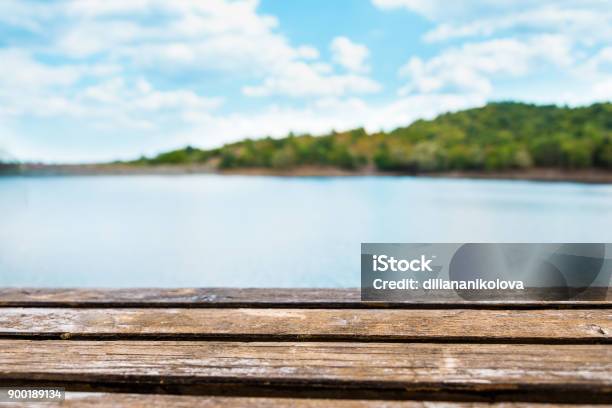 Photo libre de droit de Vue Proche Dune Vieille Table En Bois Lac Bleu Et Le Ciel En Arrièreplan banque d'images et plus d'images libres de droit de Lac