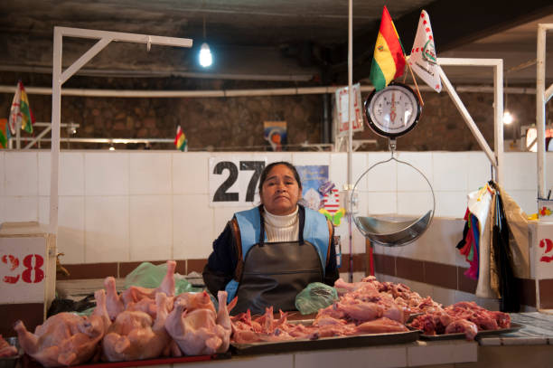 vendedores de bolivianos não identificados no mercado central em sucre, bolívia - merced county - fotografias e filmes do acervo