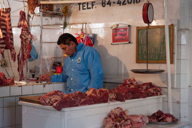 vendedores de bolivianos não identificados no mercado central em sucre, bolívia - merced county - fotografias e filmes do acervo