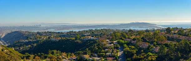 vue panoramique de san diego et de la région de la baie - coronado bay bridge san diego california skyline california photos et images de collection