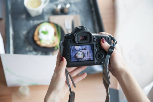 mujer manos tomando foto de mesa de desayuno - cámara réflex digital de objetivo único fotos fotografías e imágenes de stock
