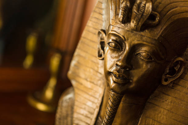 bronzefarbe büste der ägyptischen könig tutankhamun mit gips gemacht. - pharao stock-fotos und bilder