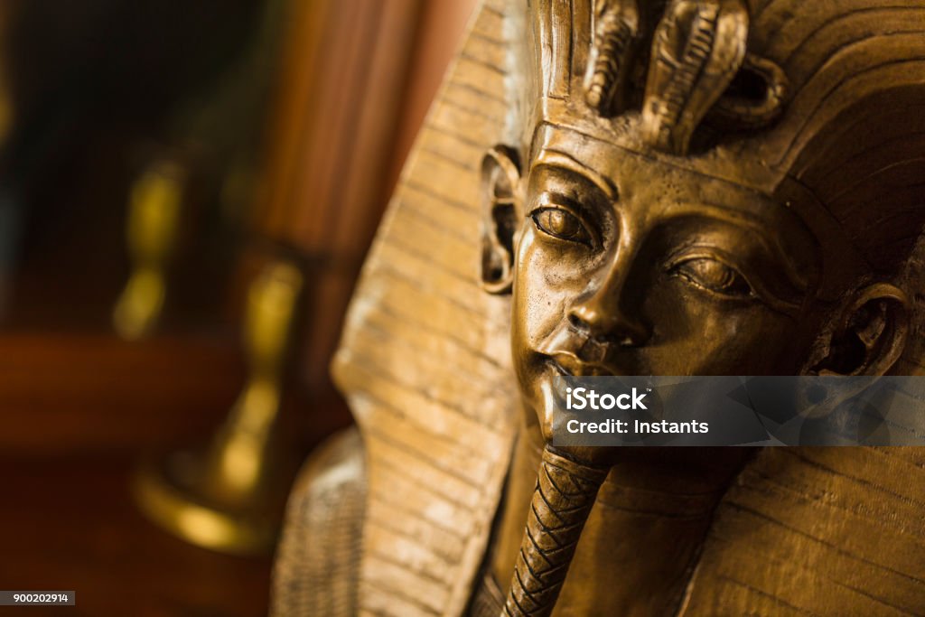 Bronzen kleur buste van Egyptische koning Tutankhamun gemaakt met gips. - Royalty-free Toetanchamon Stockfoto