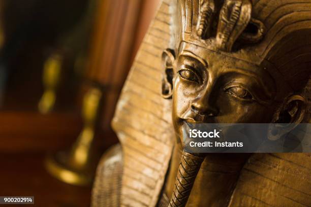 Bronzen Kleur Buste Van Egyptische Koning Tutankhamun Gemaakt Met Gips Stockfoto en meer beelden van Toetanchamon