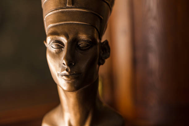 gros plan d’un buste de néfertiti couleur bronze, fait avec du plâtre. - bronze star photos et images de collection