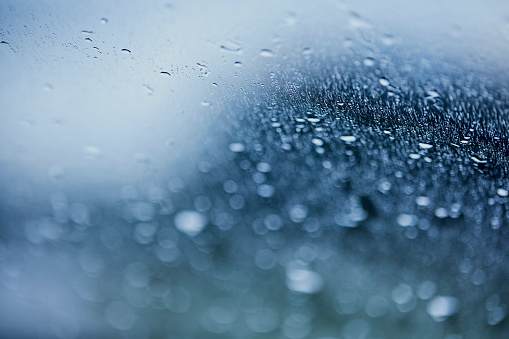 1217261139 istock La lluvia de fondo de un parabrisas durante la conducci�n en un d�a de verano. 900206270