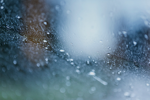 900206270 istock La lluvia de fondo de un parabrisas durante la conducci�n en un d�a de verano. 900206274