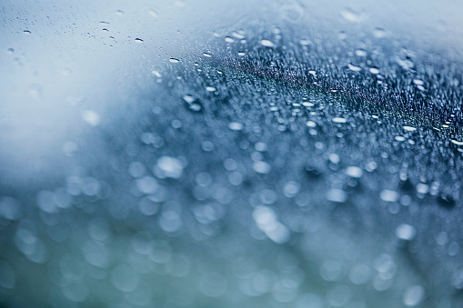 900206270 istock La lluvia de fondo de un parabrisas durante la conducci�n en un d�a de verano. 900206290