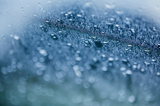 900206270 istock La lluvia de fondo de un parabrisas durante la conducci�n en un d�a de verano. 900206304