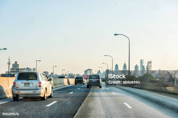 Carretera Calle Carretera En Pennsylvania Con Muchos Coches En Tráfico Vista Al Paisaje Urbano Del Horizonte Urbano De La Ciudad Al Atardecer Foto de stock y más banco de imágenes de Coche