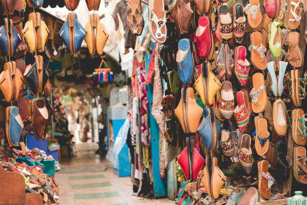 marokkanische waren ledertaschen und hausschuhe im outdoor-markt in marrakesch, marokko. - craft market morocco shoe stock-fotos und bilder