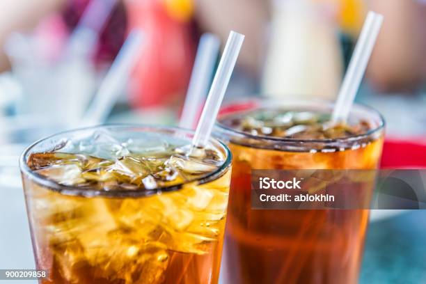 Makro Nahaufnahme Von Eistee Oder Limonade Mit Eiswürfel Und Strohhalm Im Glas Stockfoto und mehr Bilder von Getränk