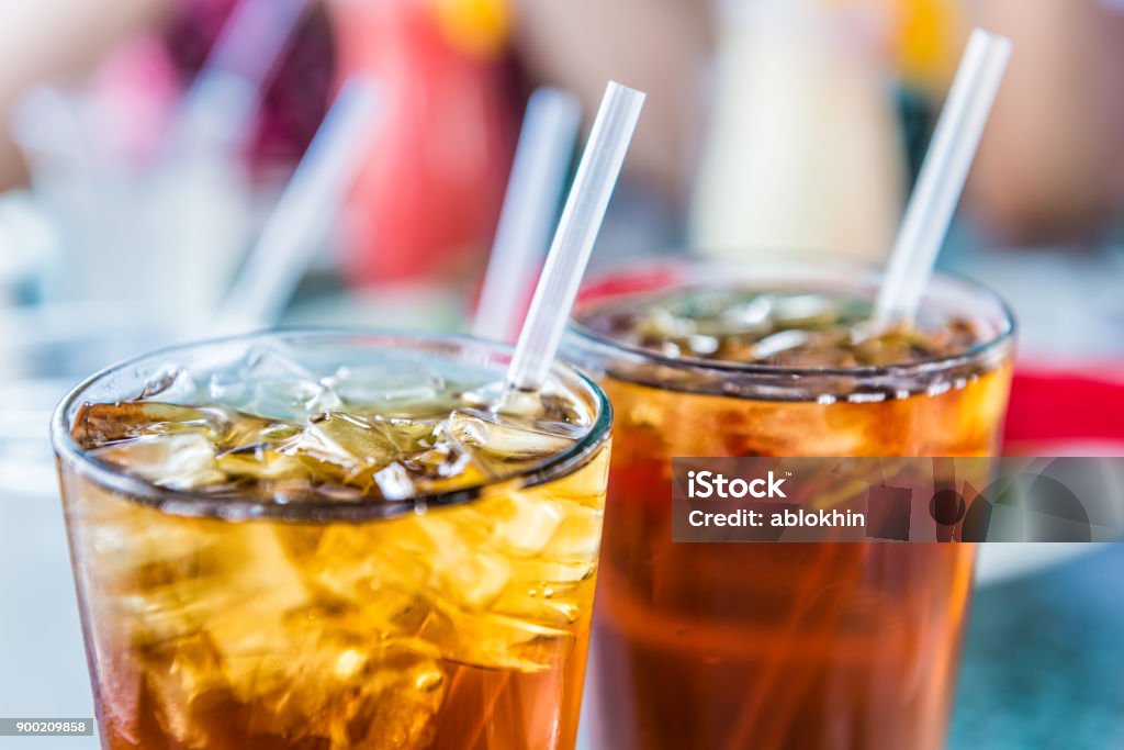 Primer plano macro de té helado o refresco con cubitos de hielo y paja en vidrio - Foto de stock de Bebida libre de derechos