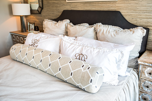 https://media.istockphoto.com/id/900209972/photo/closeup-of-new-bed-comforter-with-decorative-pillows-in-bedroom-in-staging-model-home.jpg?s=170667a&w=0&k=20&c=5JjSwuM9rjwp-Ytsh5yJZ_6W6b9Qj9SLqd5fkhDbL9U=
