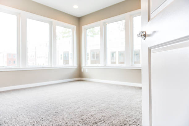 entrée de chambre vide dans le nouvel appartement de luxe moderne à la maison avec beaucoup de grandes fenêtres, de lumière et de tapis - moquette photos et images de collection