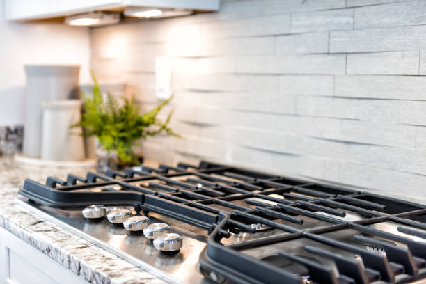closeup macro de gás de luxo moderno fogão top com azulejos backsplash - gas ranges - fotografias e filmes do acervo