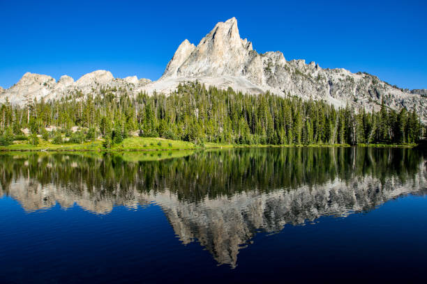 montagnes en dents de scie et le lac alice - idaho mountains photos et images de collection