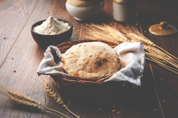 индийский хлеб / чапати / фулька / геху роти с пшеничными зернами в фоновом режиме. это здоровое волокно богатых традиционной северной / южно� - unleavened bread стоковые фото и изображения