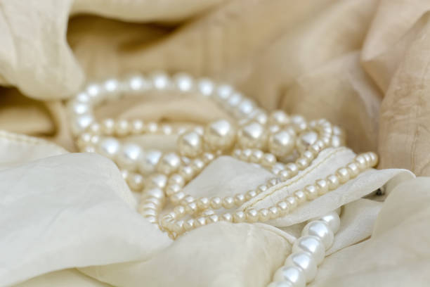 joyas de la mujer. antiguos collares de perlas. - brooch jewelry antique gem fotografías e imágenes de stock