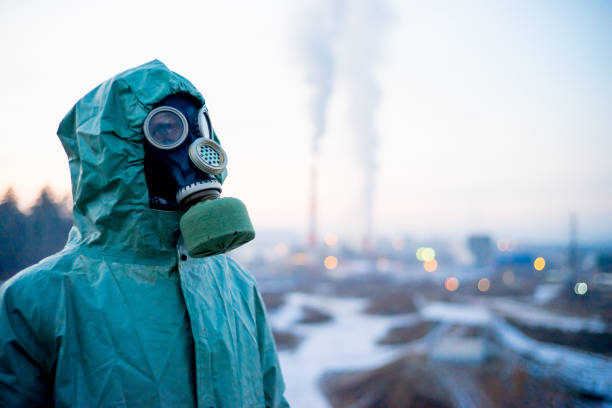 pessoas com máscaras de gás - smog pollution environment toxic waste - fotografias e filmes do acervo