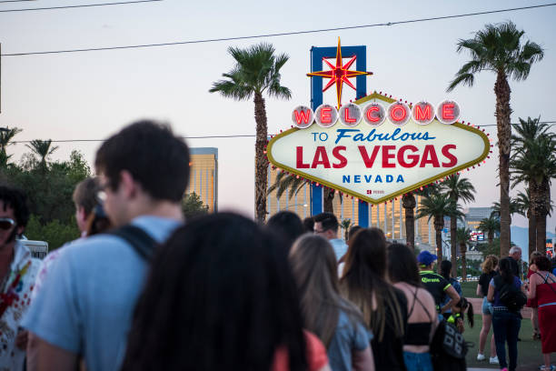 bienvenidos a la fabulosa las vegas muestra con turistas - welcome to fabulous las vegas sign photography landmarks travel locations fotografías e imágenes de stock