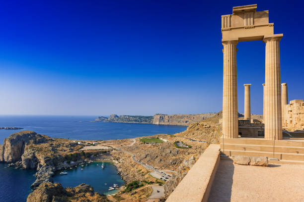 vue de st. paul´s bay et l’ancien temple de la déesse athéna sur l’acropole de lindos (rhodes, grèce) - lindos photos et images de collection