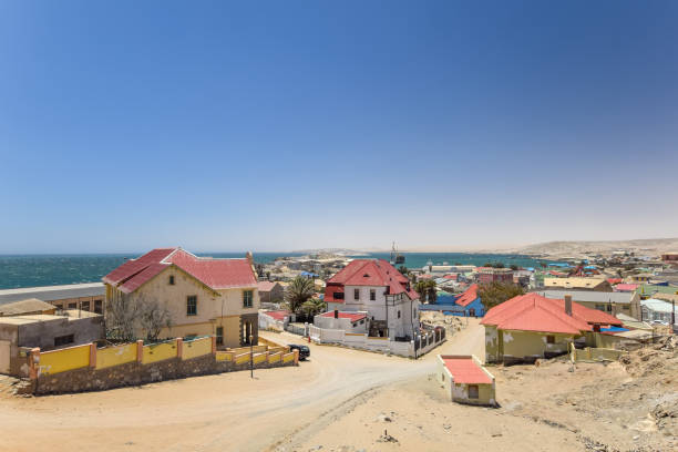 bela vista da cidade de porto de lüderitz / luderitz no sul da namíbia, áfrica. a cidade é conhecida por sua arquitetura colonial e prosperou durante a corrida do diamante no século xx. - luderitz city - fotografias e filmes do acervo