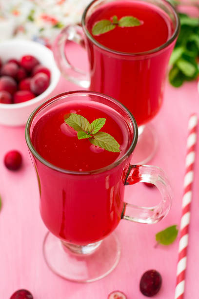 クランベリーと甘い飲み物は伝統的なロシア社 - jellied cranberries 写真 ストックフォトと画像