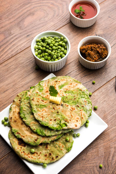 マタール小麦小麦粉とグリーン ピースの生地から作られるグリーン ピース パラタまたはマタール ka paratha、伝統と人気のある食品の北インドへのネイティブである、ブーンディーなど豆腐マンゴー ピクルスを添えて、 - home made bread ストックフォトと画像