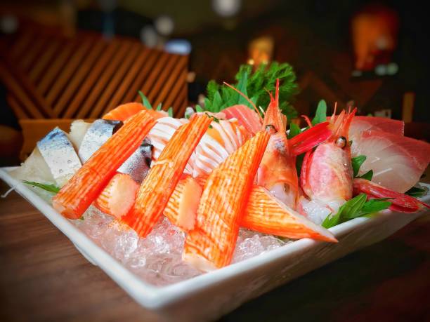nahaufnahme der gemischte sashimi set (japanische küche) auf weißen teller. - sashimi sushi salad sea stock-fotos und bilder