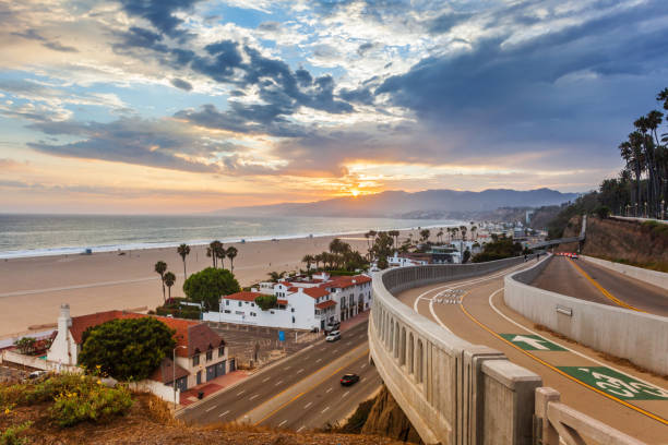 vista del tramonto dall'inclinazione della california - santa monica beach los angeles county city of los angeles foto e immagini stock