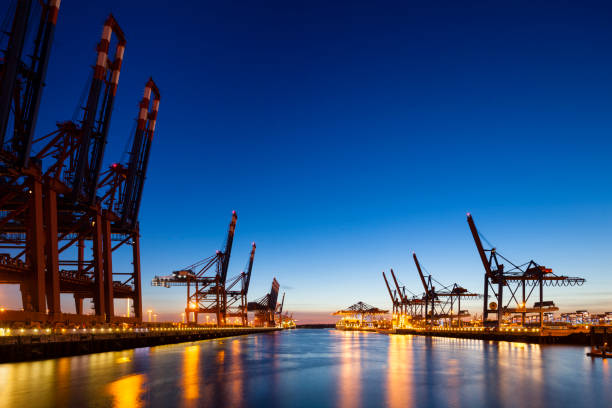 terminales de contenedores en la noche - hamburg germany elbe river illuminated freight transportation fotografías e imágenes de stock