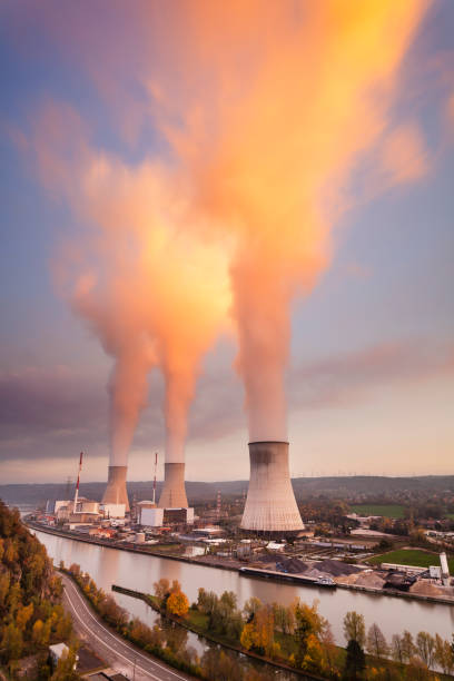 centrale nucléaire au coucher du soleil - tihange photos et images de collection