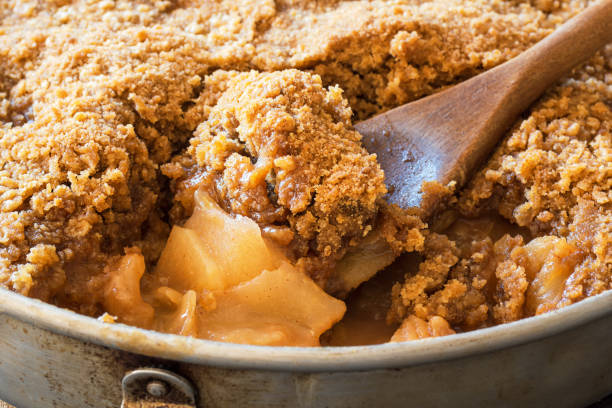 りんごのチップスやアップル ・ クランブルのスプーンの詳細焼きデザート - pie apple apple pie dessert ストックフォトと画像