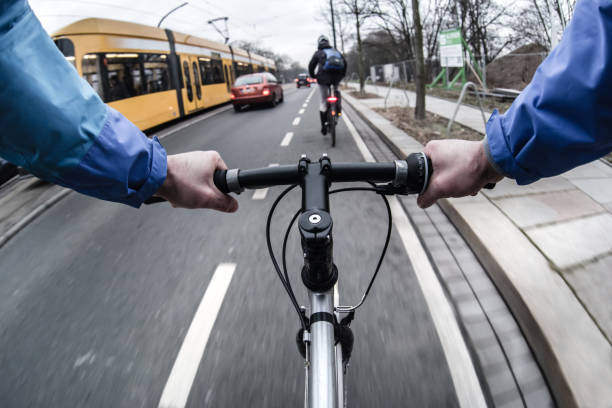 visão em primeira pessoa de ciclista na cidade na manhã - blurred motion street car green - fotografias e filmes do acervo