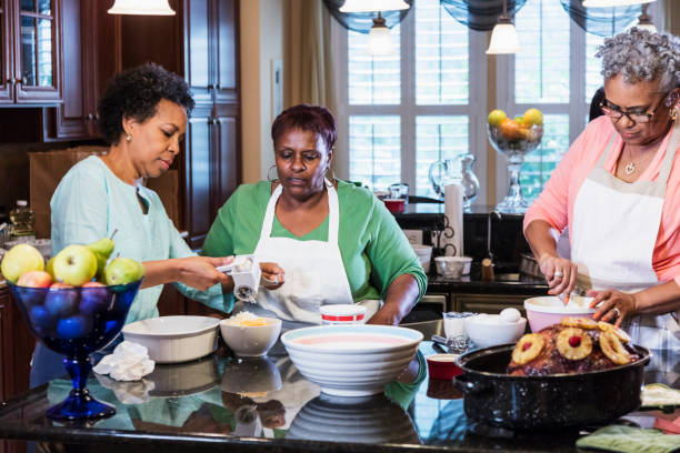 femmes afro-américaines en cuisine cuisine - overweight women serious people photos et images de collection