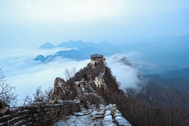 великая китайская стена цзянькоу в тумане - jiankou стоковые фото и изображения
