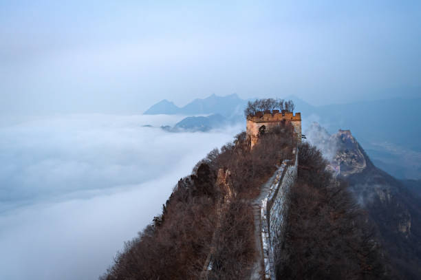 jiankou gran muralla de china en la niebla - jiankou fotografías e imágenes de stock