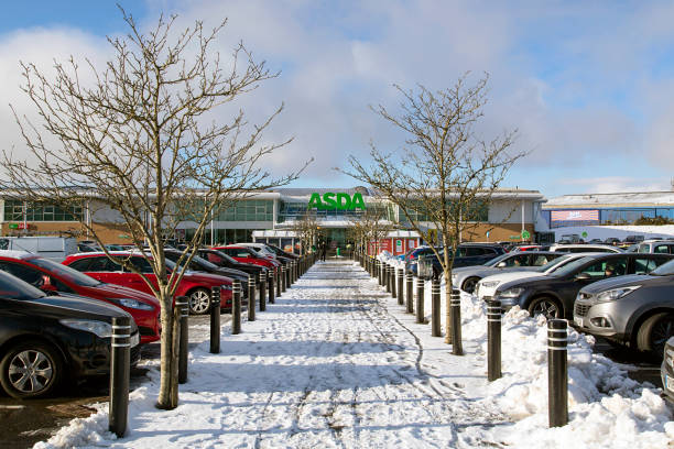 Asda Supermarket in winter snow conditions Merthry Tydfil, Wales UK: December 28, 2017: Asda Supermarket in winter with snow. Asda endeavour to keep the car park and footpaths safe for their customers from the icy and dangerous conditions. asda photos stock pictures, royalty-free photos & images