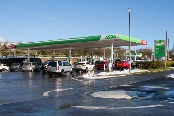 Asda Petrol Station in winter snow conditions Merthry Tydfil, Wales UK: December 28, 2017: A self-service petrol station at an Asda supermarket. The snow has fallen and people are refuelling their cars incase the conditions get worse. asda photos stock pictures, royalty-free photos & images