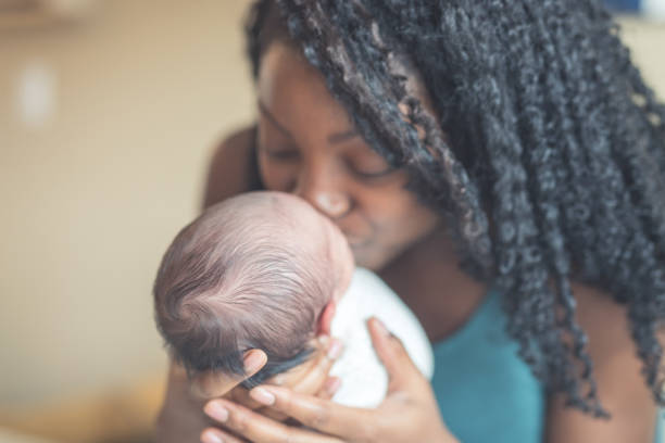 新しい mom 持株幼い娘 - baby mother newborn african descent ストックフォトと画像