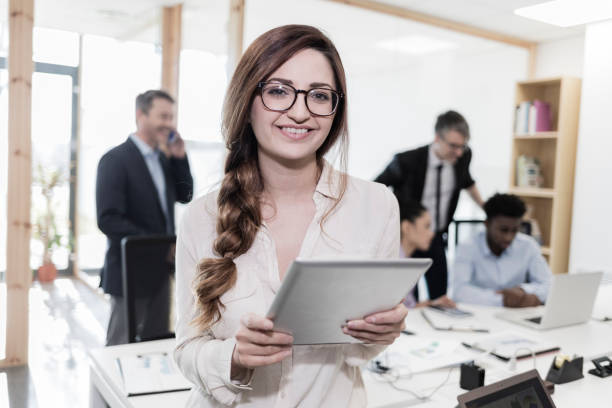 empresaria sonriente - armenian ethnicity fotografías e imágenes de stock