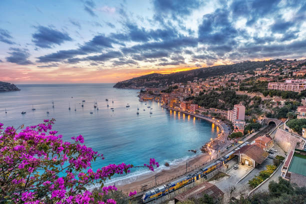 luftaufnahme von villefranche-sur-mer am sonnenuntergang, frankreich - villefranche sur mer stock-fotos und bilder